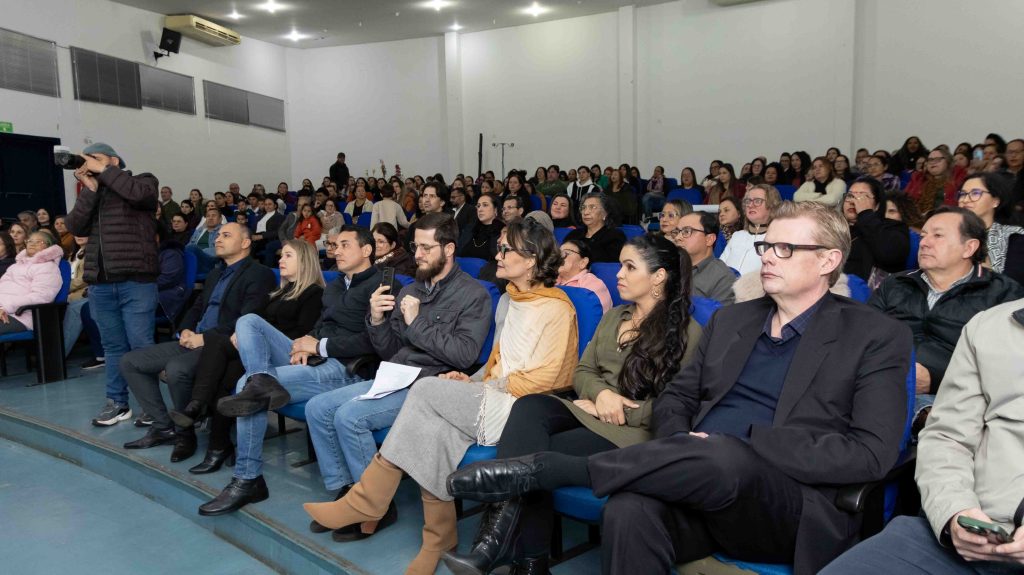 Diretores das Escolas Municipais de Naviraí tomam posse para o triênio 2025–2028 Diretores das Escolas Municipais de Naviraí tomam posse para o triênio 2025–2028
