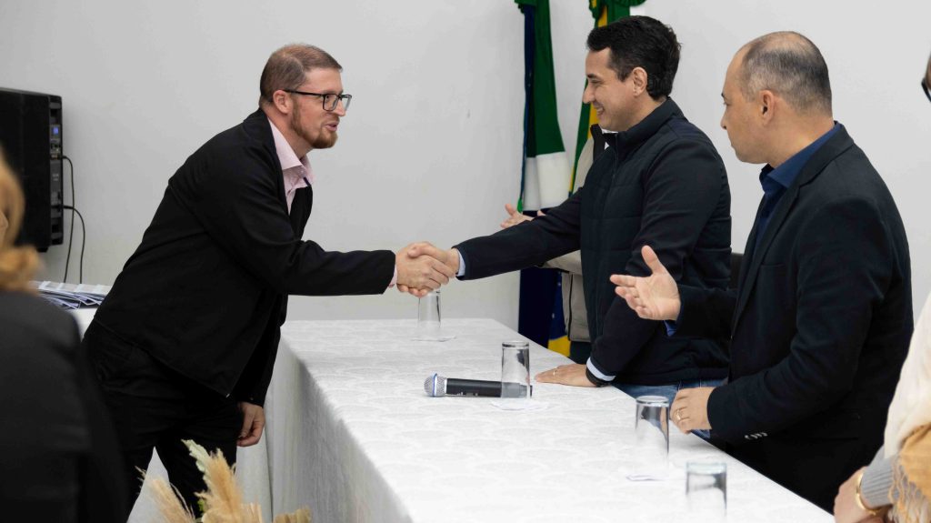 Diretores das Escolas Municipais de Naviraí tomam posse para o triênio 2025–2028 Diretores das Escolas Municipais de Naviraí tomam posse para o triênio 2025–2028