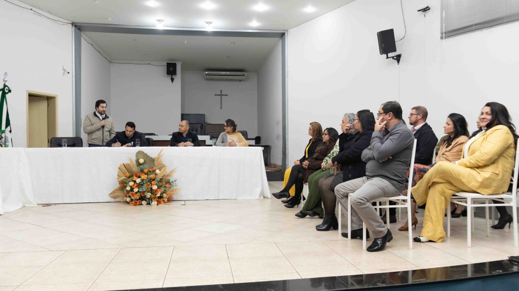Diretores das Escolas Municipais de Naviraí tomam posse para o triênio 2025–2028 Diretores das Escolas Municipais de Naviraí tomam posse para o triênio 2025–2028