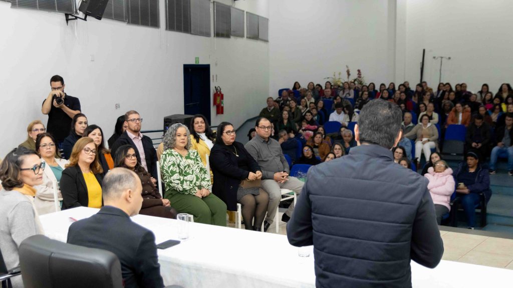 Diretores das Escolas Municipais de Naviraí tomam posse para o triênio 2025–2028 Diretores das Escolas Municipais de Naviraí tomam posse para o triênio 2025–2028