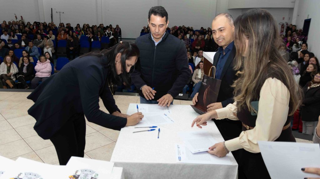 Diretores das Escolas Municipais de Naviraí tomam posse para o triênio 2025–2028 Diretores das Escolas Municipais de Naviraí tomam posse para o triênio 2025–2028