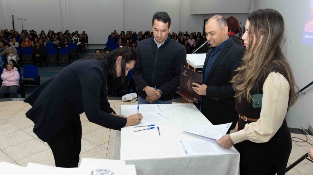 Diretores das Escolas Municipais de Naviraí tomam posse para o triênio 2025–2028 Diretores das Escolas Municipais de Naviraí tomam posse para o triênio 2025–2028
