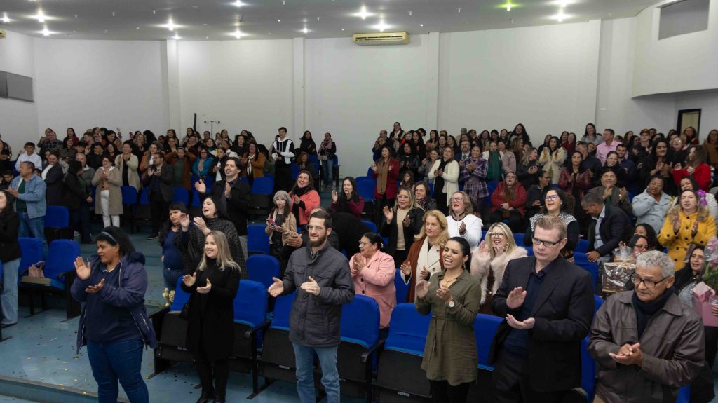 Diretores das Escolas Municipais de Naviraí tomam posse para o triênio 2025–2028 Diretores das Escolas Municipais de Naviraí tomam posse para o triênio 2025–2028
