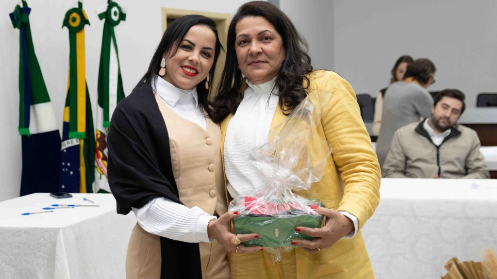Diretores das Escolas Municipais de Naviraí tomam posse para o triênio 2025–2028 Diretores das Escolas Municipais de Naviraí tomam posse para o triênio 2025–2028