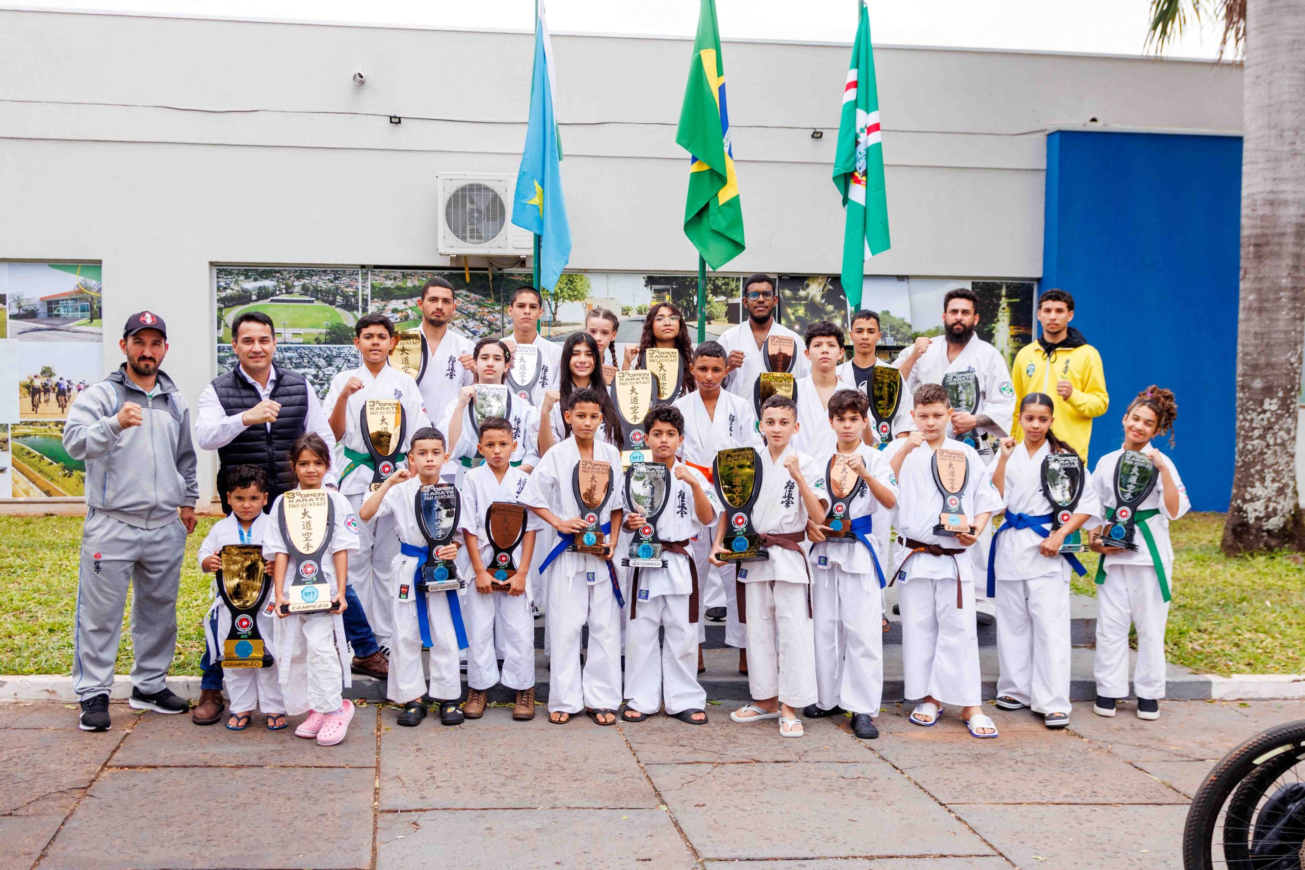 Naviraí celebra campeões: Atletas de karatê recebidos após vitória histórica