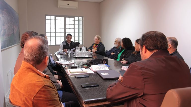 Prefeito Rodrigo retoma diálogo com servidores administrativos sobre plano de carreira Prefeito Rodrigo retoma diálogo com servidores administrativos sobre plano de carreira