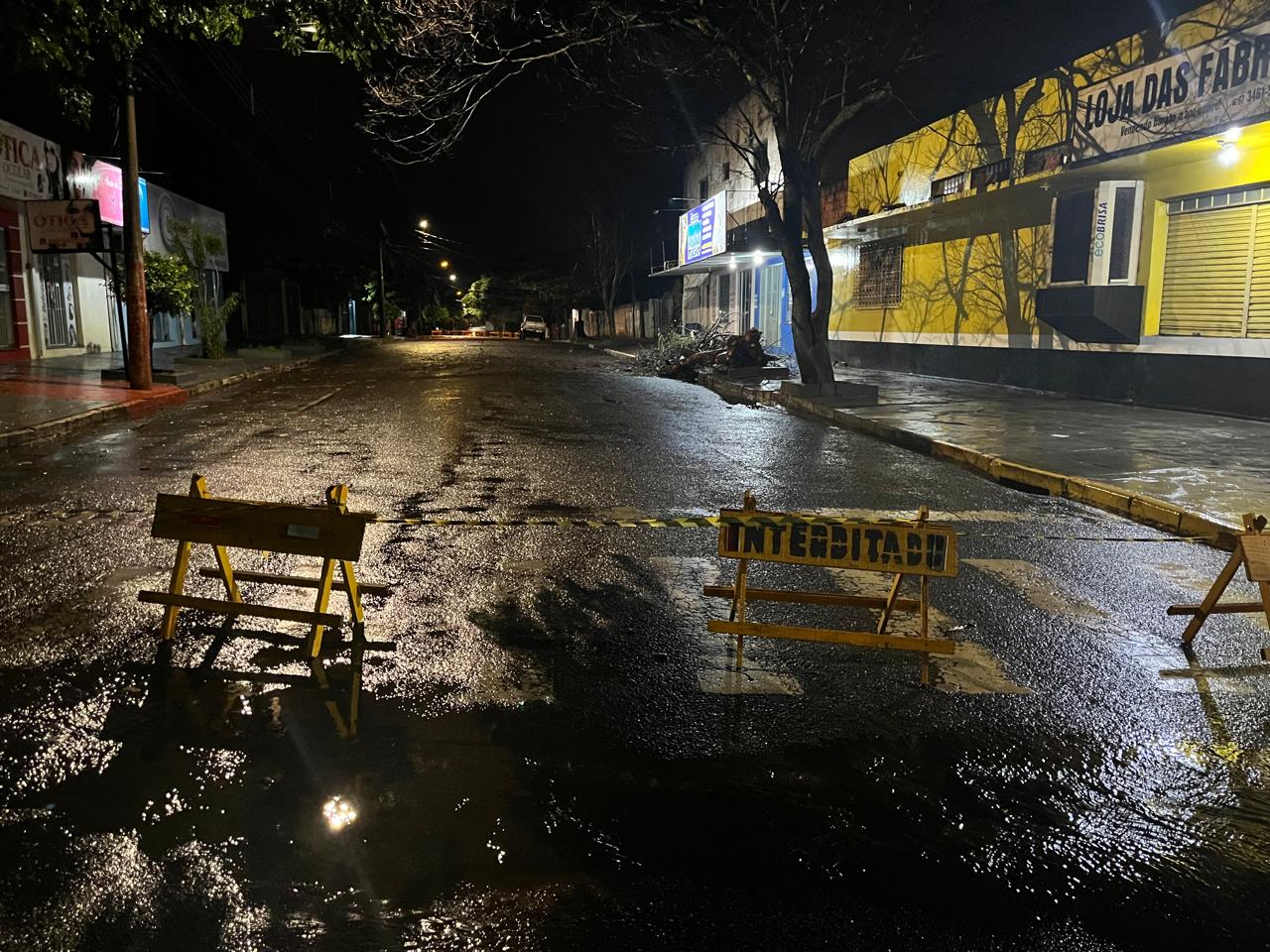 Equipes da Prefeitura atua rapidamente após vendaval para restabelecer segurança viária em Naviraí