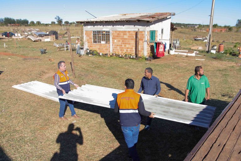 Prefeitura Entrega Telhas e Apoia para Reconstrução de Casas Afetadas por Temporal Prefeitura Entrega Telhas e Apoia para Reconstrução de Casas Afetadas por Temporal