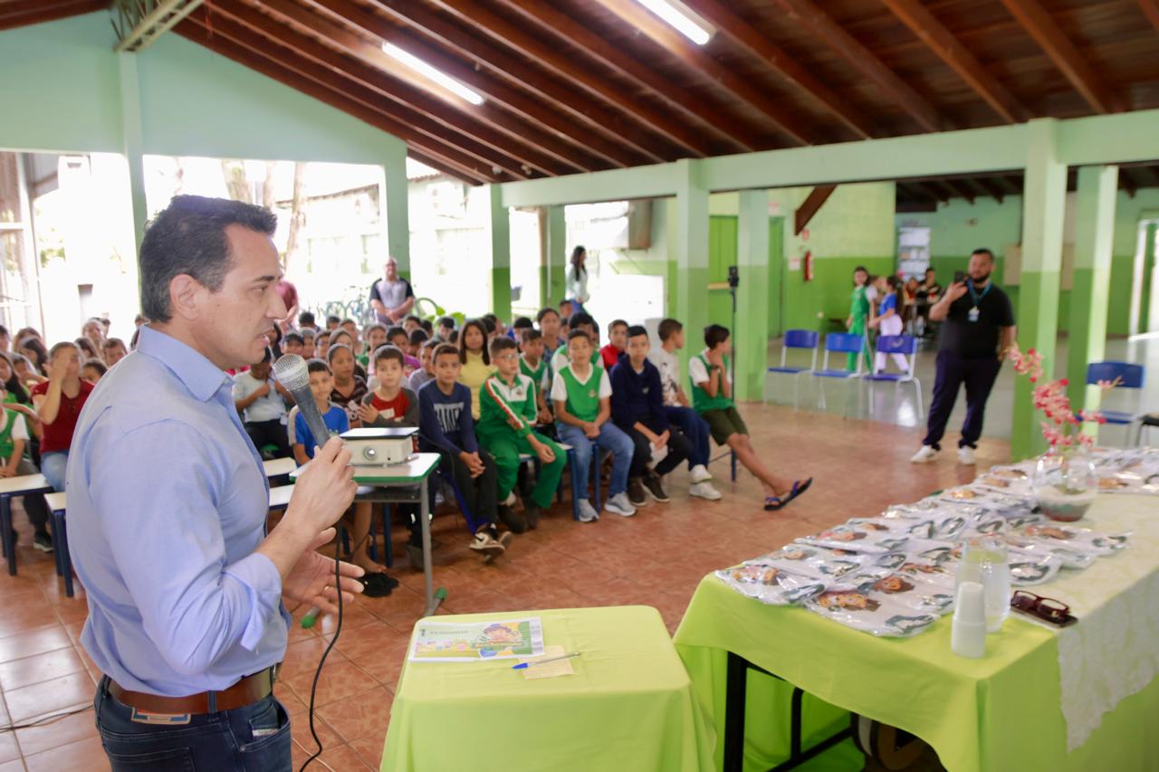 Projeto “Verdinho” avança e entrega camisetas e cartões a 390 crianças em Naviraí Projeto “Verdinho” avança e entrega camisetas e cartões a 390 crianças em Naviraí