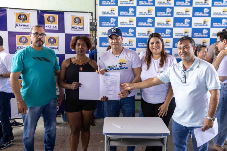 Prefeitura de Naviraí entrega títulos definitivos de propriedade a seis famílias do Jardim Paraíso III Prefeitura de Naviraí entrega títulos definitivos de propriedade a seis famílias do Jardim Paraíso III