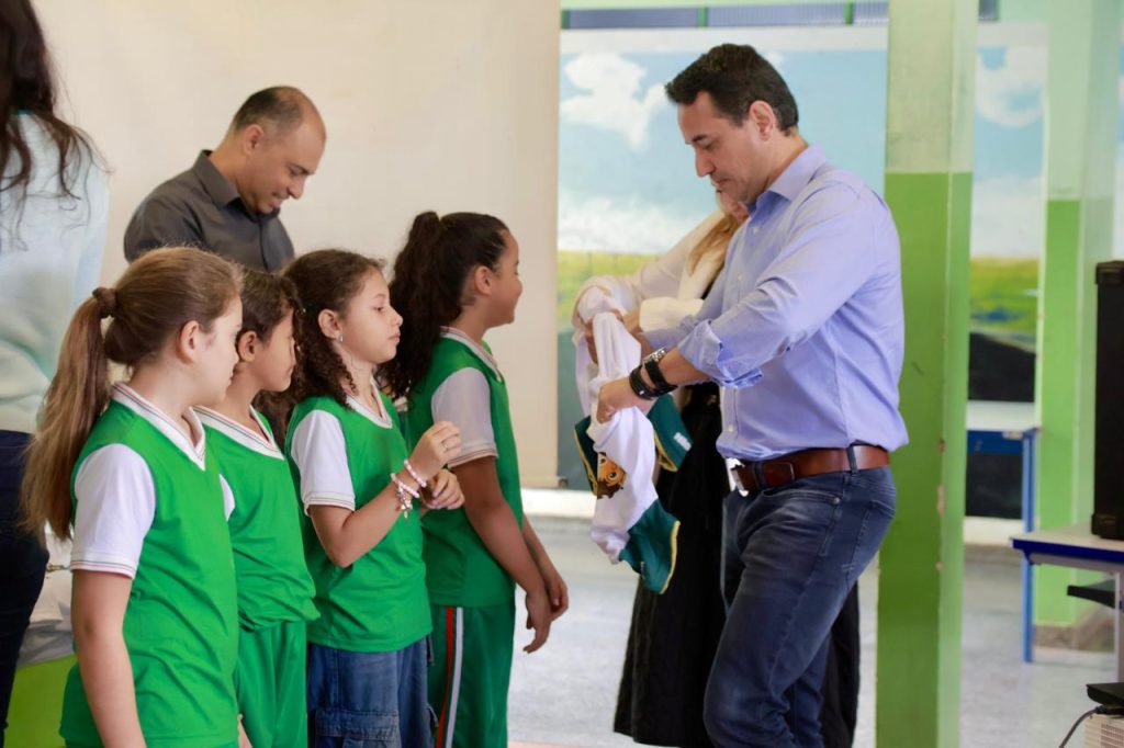 Projeto “Verdinho” avança e entrega camisetas e cartões a 390 crianças em Naviraí Projeto “Verdinho” avança e entrega camisetas e cartões a 390 crianças em Naviraí