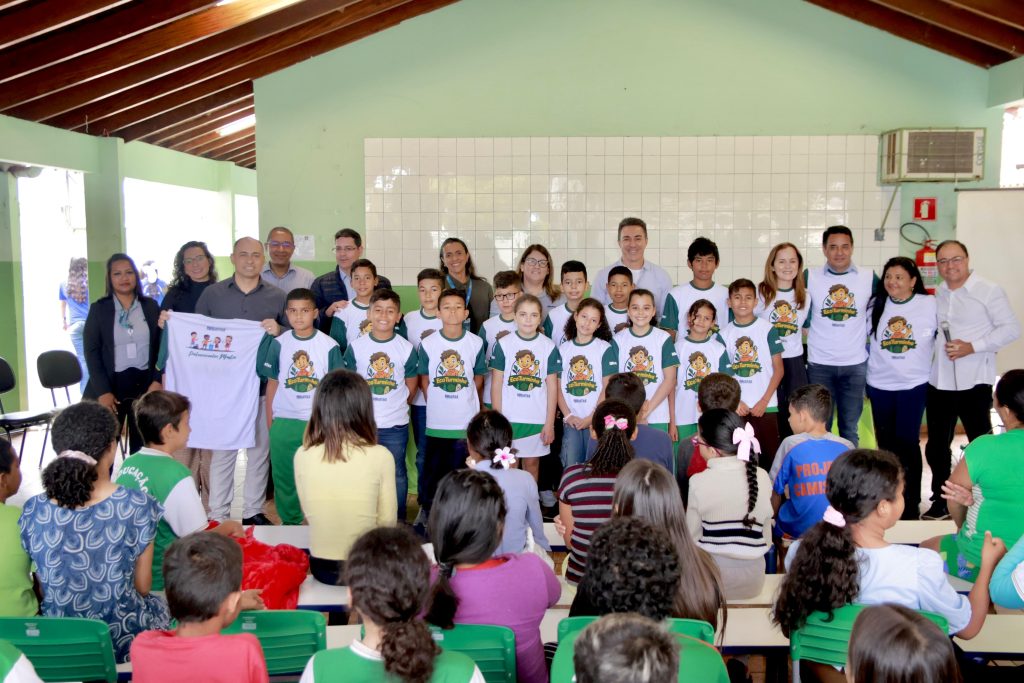 Projeto “Verdinho” avança e entrega camisetas e cartões a 390 crianças em Naviraí Projeto “Verdinho” avança e entrega camisetas e cartões a 390 crianças em Naviraí