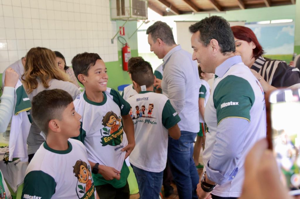 Projeto “Verdinho” avança e entrega camisetas e cartões a 390 crianças em Naviraí Projeto “Verdinho” avança e entrega camisetas e cartões a 390 crianças em Naviraí