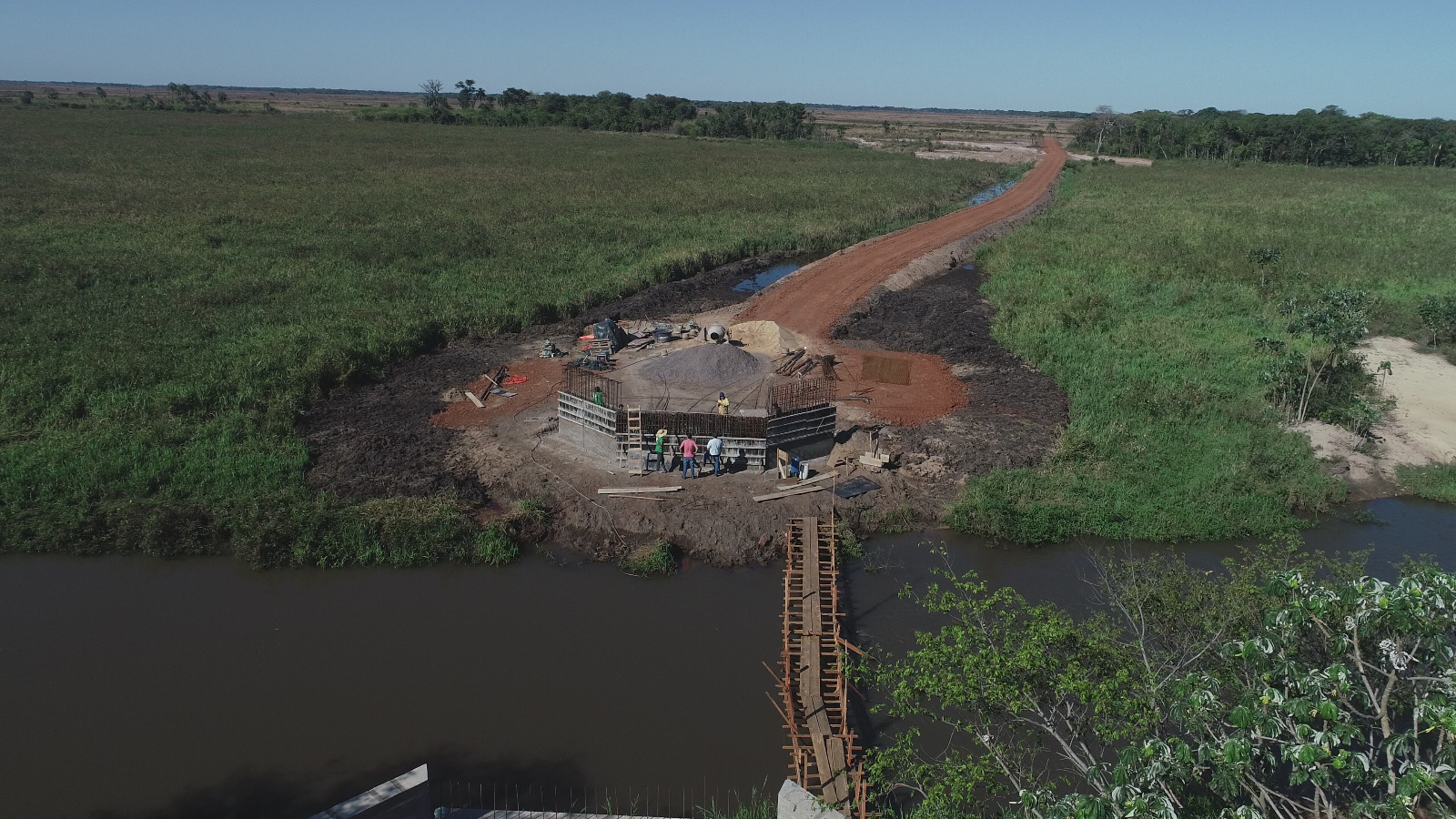 Com recursos de R$ 2,1 milhões Prefeitura constrói ponte de acesso ao Parque municipal de Naviraí