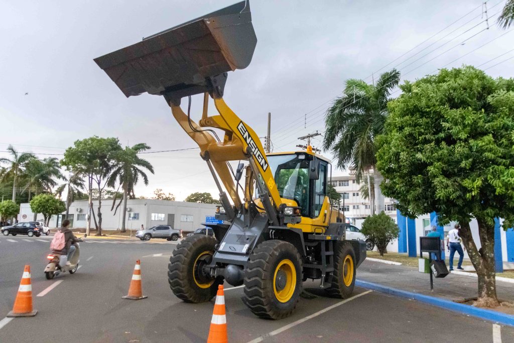 Prefeito Rodrigo Sacuno entrega Pá Carregadeira para reforçar trabalhos da Patrulha Mecanizada de Naviraí Prefeito Rodrigo Sacuno entrega Pá Carregadeira para reforçar trabalhos da Patrulha Mecanizada de Naviraí