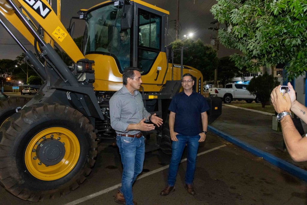 Prefeito Rodrigo Sacuno entrega Pá Carregadeira para reforçar trabalhos da Patrulha Mecanizada de Naviraí Prefeito Rodrigo Sacuno entrega Pá Carregadeira para reforçar trabalhos da Patrulha Mecanizada de Naviraí