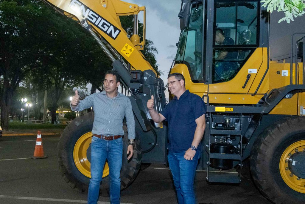 Prefeito Rodrigo Sacuno entrega Pá Carregadeira para reforçar trabalhos da Patrulha Mecanizada de Naviraí Prefeito Rodrigo Sacuno entrega Pá Carregadeira para reforçar trabalhos da Patrulha Mecanizada de Naviraí