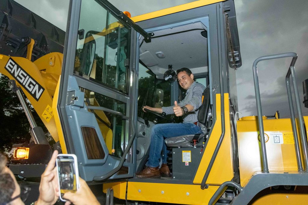 Prefeito Rodrigo Sacuno entrega Pá Carregadeira para reforçar trabalhos da Patrulha Mecanizada de Naviraí Prefeito Rodrigo Sacuno entrega Pá Carregadeira para reforçar trabalhos da Patrulha Mecanizada de Naviraí