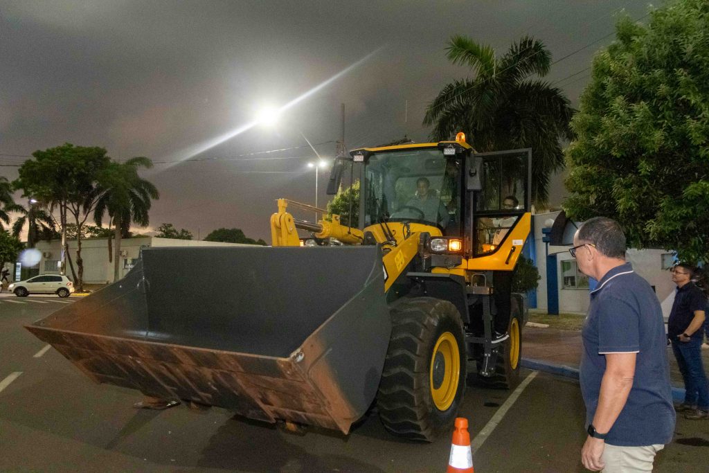 Prefeito Rodrigo Sacuno entrega Pá Carregadeira para reforçar trabalhos da Patrulha Mecanizada de Naviraí Prefeito Rodrigo Sacuno entrega Pá Carregadeira para reforçar trabalhos da Patrulha Mecanizada de Naviraí