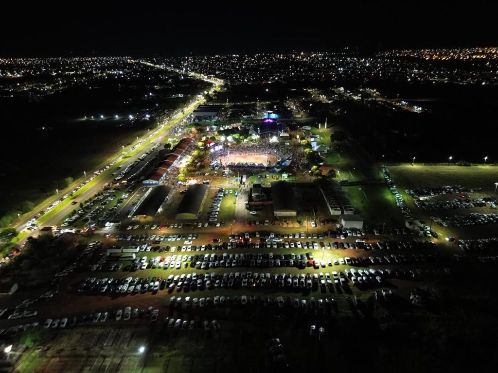 Aniversário de Naviraí reuniu milhares de pessoas em três dias de festa gratuita no Parque de Exposições