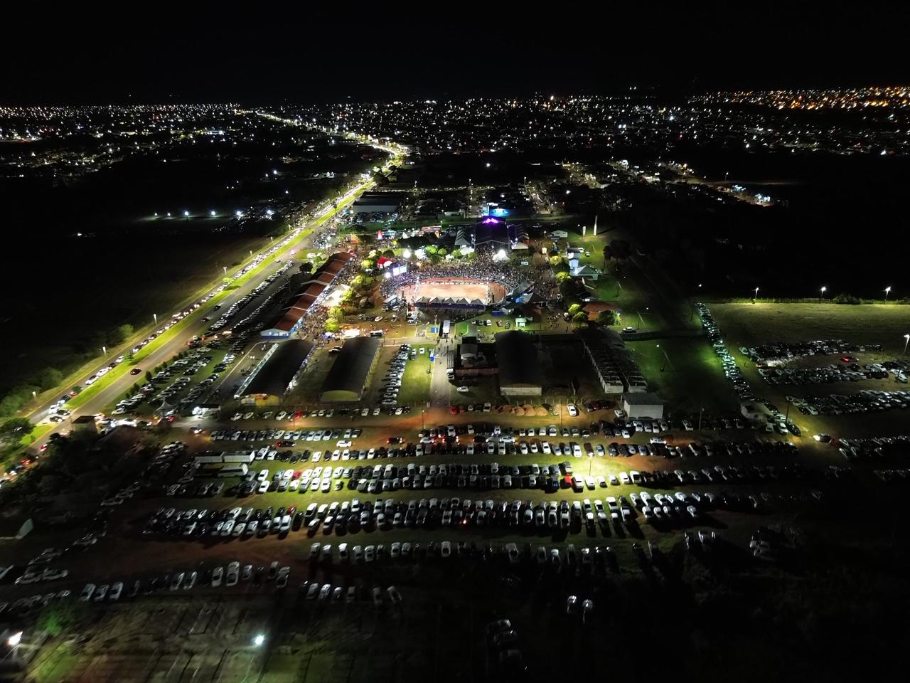 Aniversário de Naviraí reuniu milhares de pessoas em três dias de festa gratuita no Parque de Exposições