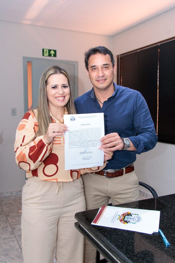 Prefeito Rodrigo Sacuno empossa novas professoras e reforça compromisso com a educação em Naviraí Prefeito Rodrigo Sacuno empossa novas professoras e reforça compromisso com a educação em Naviraí