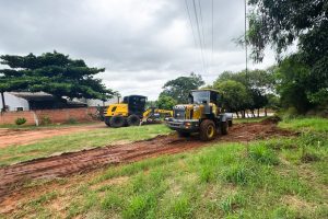 NAVIRAÍ: Antes da abertura da pesca Prefeitura faz limpeza da rampa e melhora acesso no Amambai