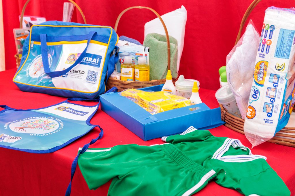 Prefeitura de Naviraí entrega novos kits de higiene e cuidados pessoais na Rede Municipal Prefeitura de Naviraí entrega novos kits de higiene e cuidados pessoais na Rede Municipal