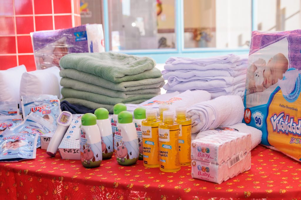 Prefeitura de Naviraí entrega novos kits de higiene e cuidados pessoais na Rede Municipal Prefeitura de Naviraí entrega novos kits de higiene e cuidados pessoais na Rede Municipal