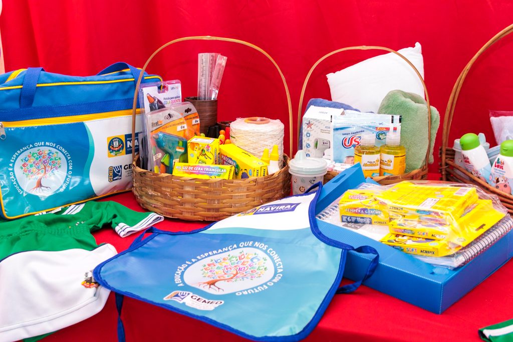 Prefeitura de Naviraí entrega novos kits de higiene e cuidados pessoais na Rede Municipal Prefeitura de Naviraí entrega novos kits de higiene e cuidados pessoais na Rede Municipal