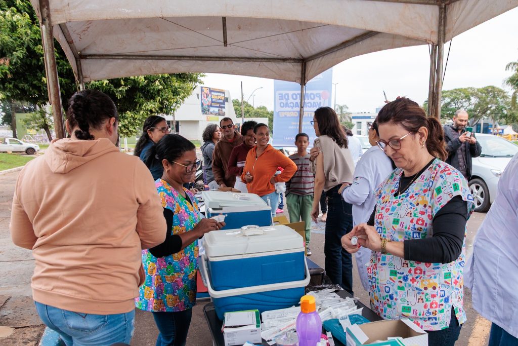 Mobilização da Saúde Municipal com Drive-Thru vacina centenas de pessoas no Sábado em Naviraí Mobilização da Saúde Municipal com Drive-Thru vacina centenas de pessoas no Sábado em Naviraí