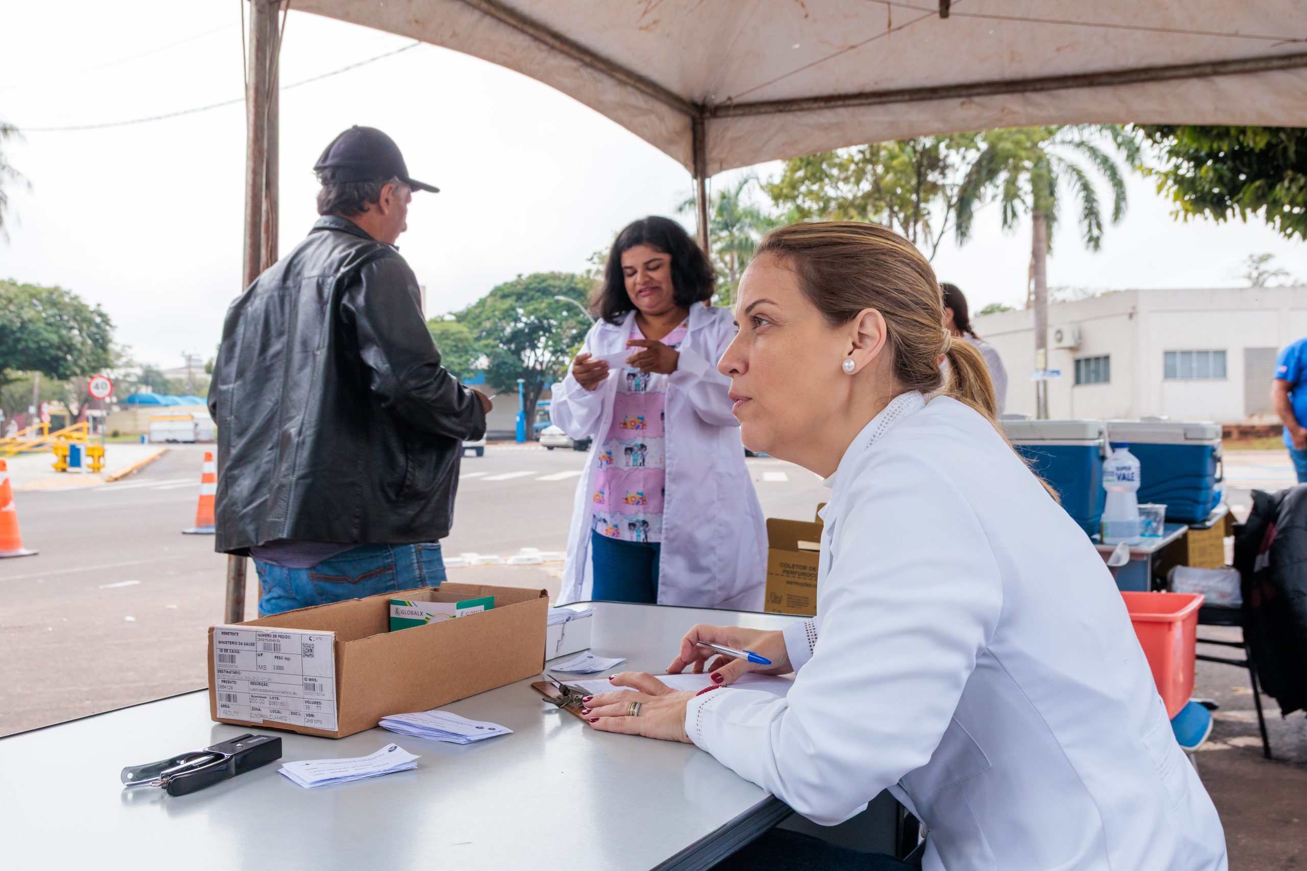 Mobilização da Saúde Municipal com Drive-Thru vacina centenas de pessoas no Sábado em Naviraí Mobilização da Saúde Municipal com Drive-Thru vacina centenas de pessoas no Sábado em Naviraí