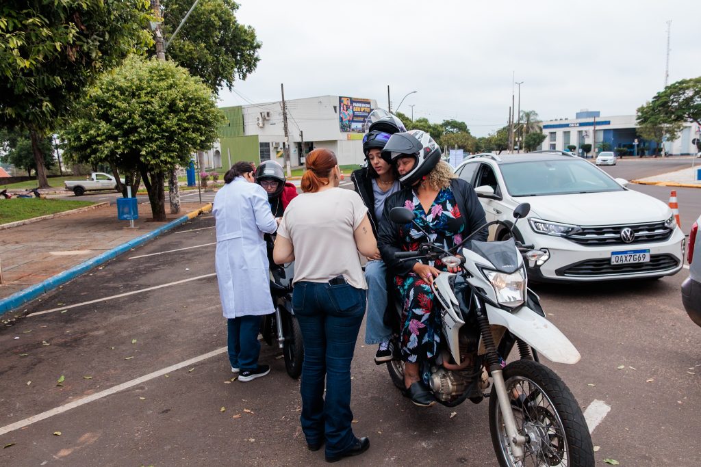 Mobilização da Saúde Municipal com Drive-Thru vacina centenas de pessoas no Sábado em Naviraí Mobilização da Saúde Municipal com Drive-Thru vacina centenas de pessoas no Sábado em Naviraí