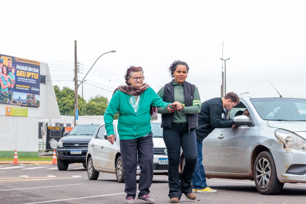 Mobilização da Saúde Municipal com Drive-Thru vacina centenas de pessoas no Sábado em Naviraí Mobilização da Saúde Municipal com Drive-Thru vacina centenas de pessoas no Sábado em Naviraí