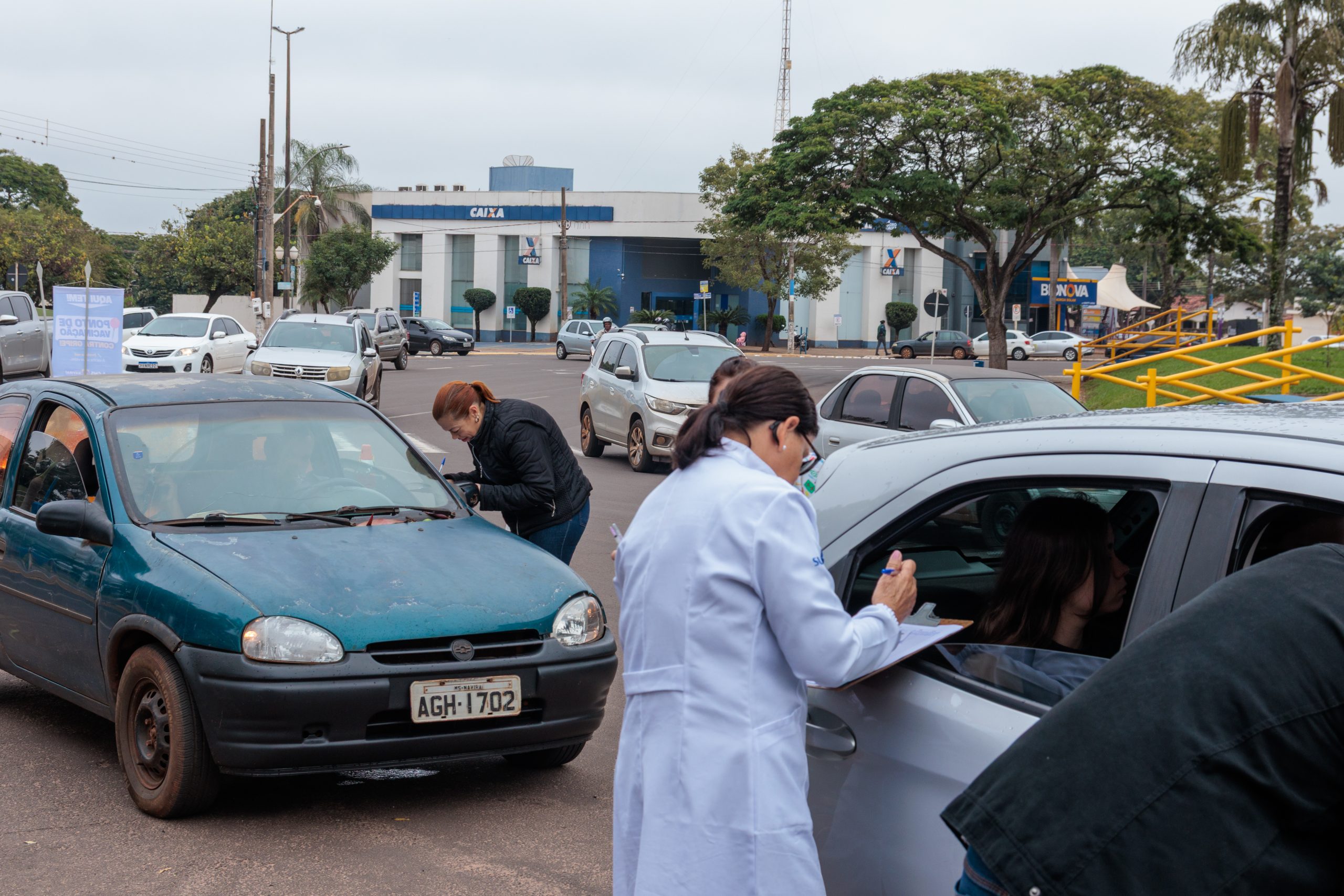 Mobilização da Saúde Municipal com Drive-Thru vacina centenas de pessoas no Sábado em Naviraí