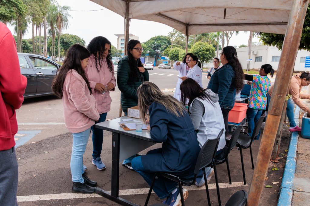 Mobilização da Saúde Municipal com Drive-Thru vacina centenas de pessoas no Sábado em Naviraí Mobilização da Saúde Municipal com Drive-Thru vacina centenas de pessoas no Sábado em Naviraí