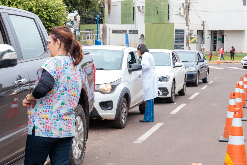 Mobilização da Saúde Municipal com Drive-Thru vacina centenas de pessoas no Sábado em Naviraí Mobilização da Saúde Municipal com Drive-Thru vacina centenas de pessoas no Sábado em Naviraí