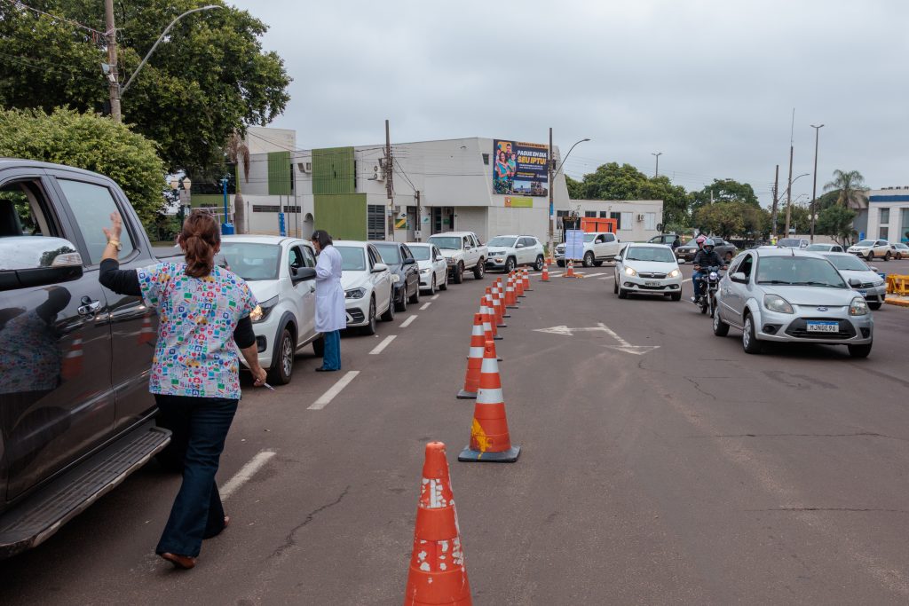 Mobilização da Saúde Municipal com Drive-Thru vacina centenas de pessoas no Sábado em Naviraí Mobilização da Saúde Municipal com Drive-Thru vacina centenas de pessoas no Sábado em Naviraí