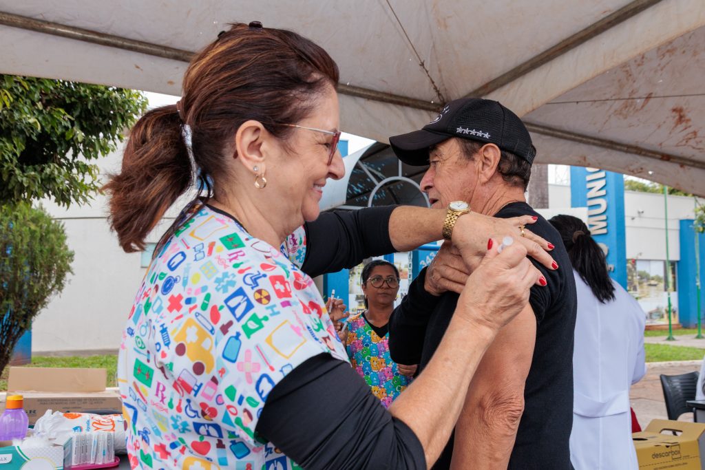 Mobilização da Saúde Municipal com Drive-Thru vacina centenas de pessoas no Sábado em Naviraí Mobilização da Saúde Municipal com Drive-Thru vacina centenas de pessoas no Sábado em Naviraí