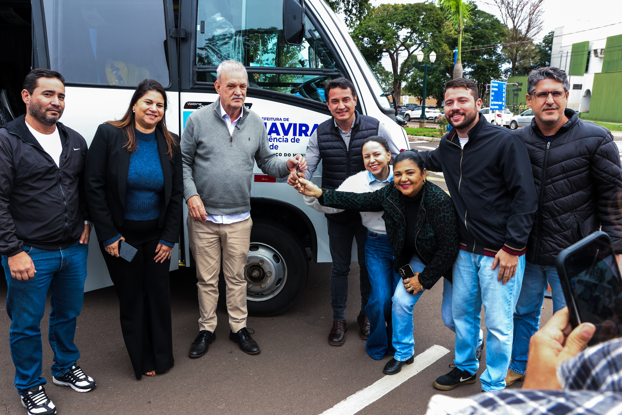 Saúde de Naviraí recebe dois ônibus, uma ambulância e equipamentos para Unidades de Saúde Saúde de Naviraí recebe dois ônibus, uma ambulância e equipamentos para Unidades de Saúde