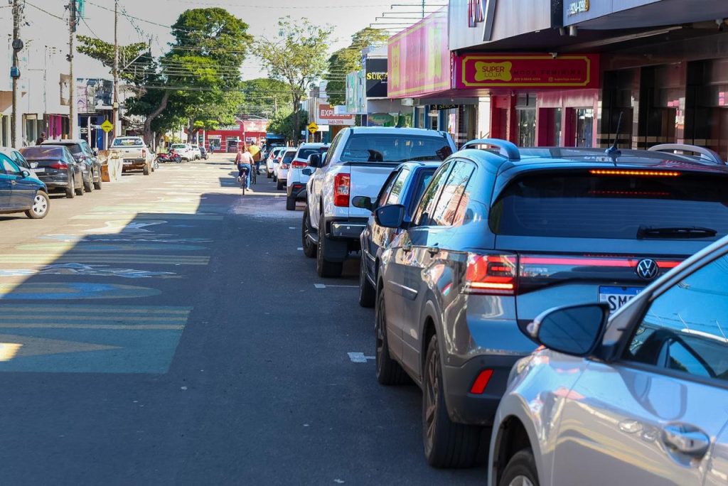 Zona azul gratuita busca criar vagas de estacionamento em Naviraí