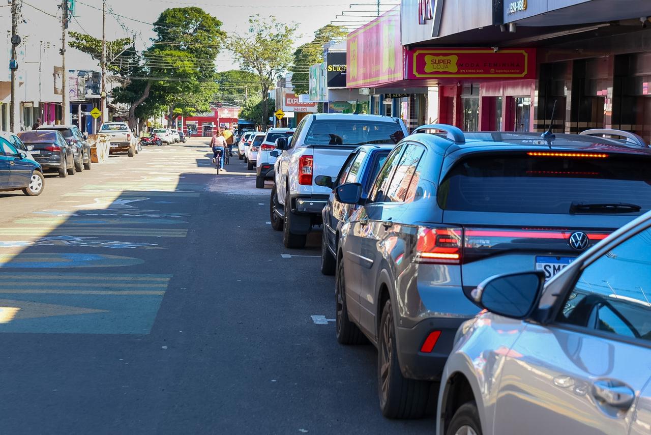 Zona azul gratuita busca criar vagas de estacionamento em Naviraí