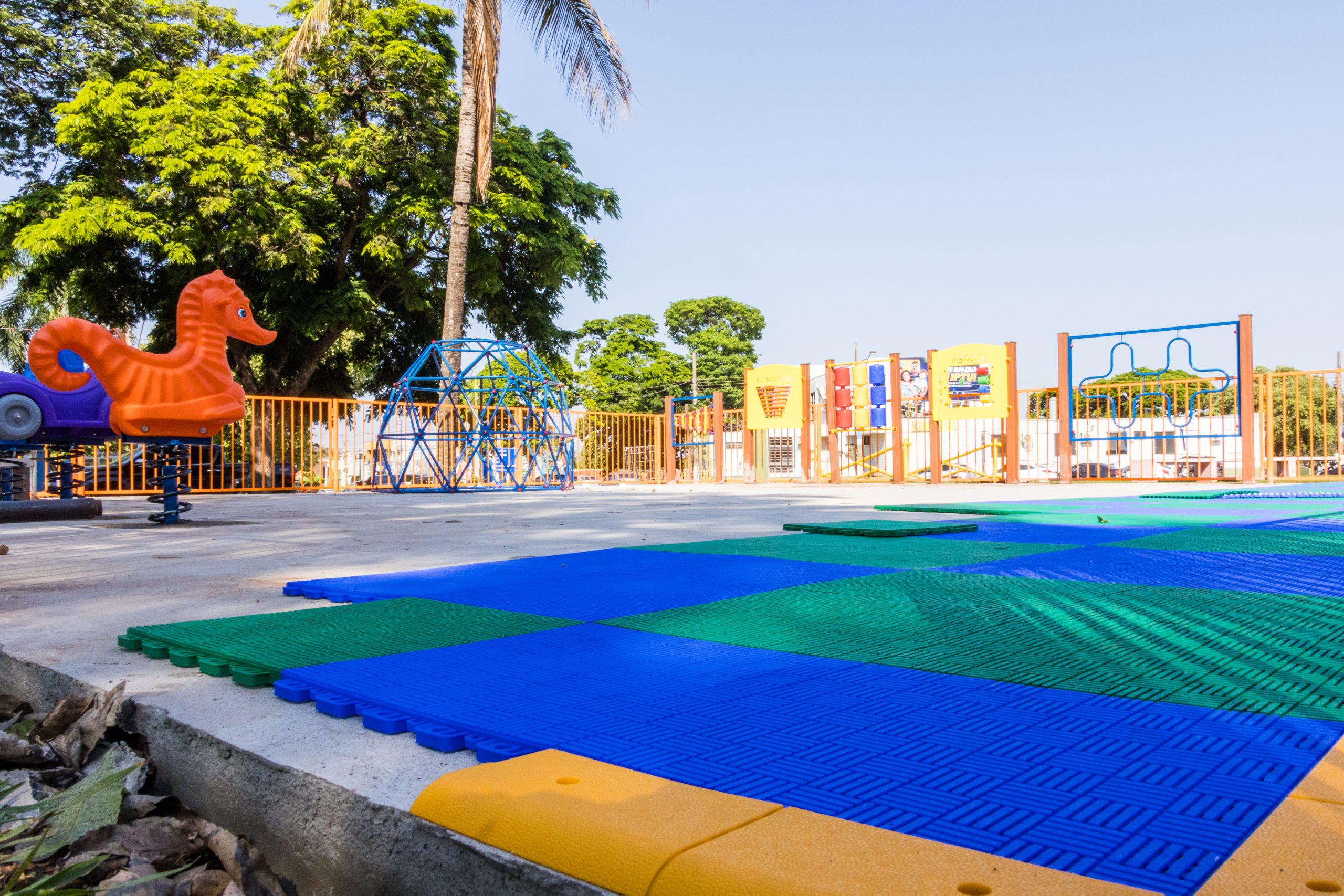 Prefeitura de Naviraí iniciou a instalação do primeiro Parque Sensorial na Praça Euclides Antônio Fabris