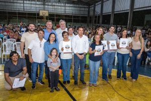 Prefeitura de Naviraí entrega títulos de propriedade a moradores e inicia regularização fundiária