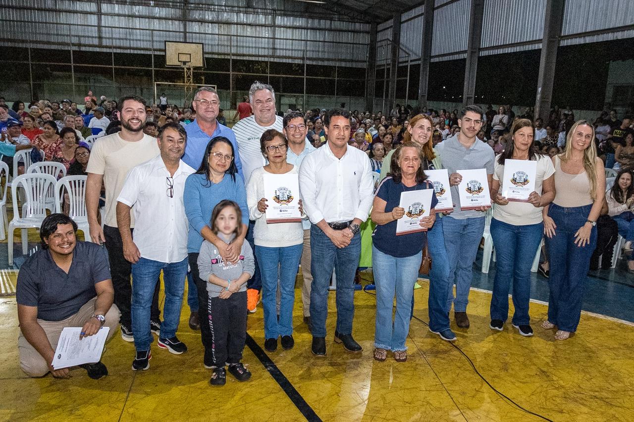 Prefeitura entrega títulos definitivos a moradores do Paraíso e iniciam regularização fundiária.